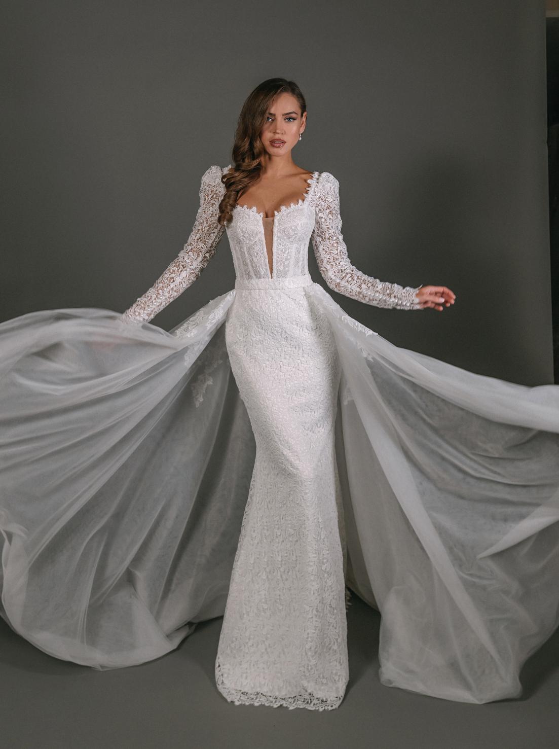 Белое кружевное свадебное платье рыбка с рукавами и декольте фото
