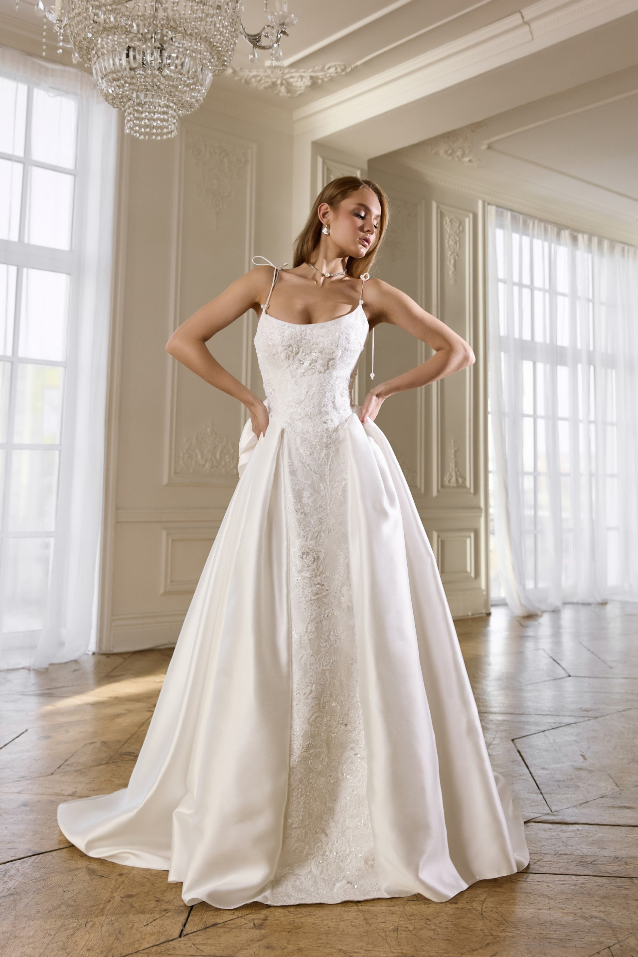 Свадебное платье выполненное из комбинации кружева и атласа фото