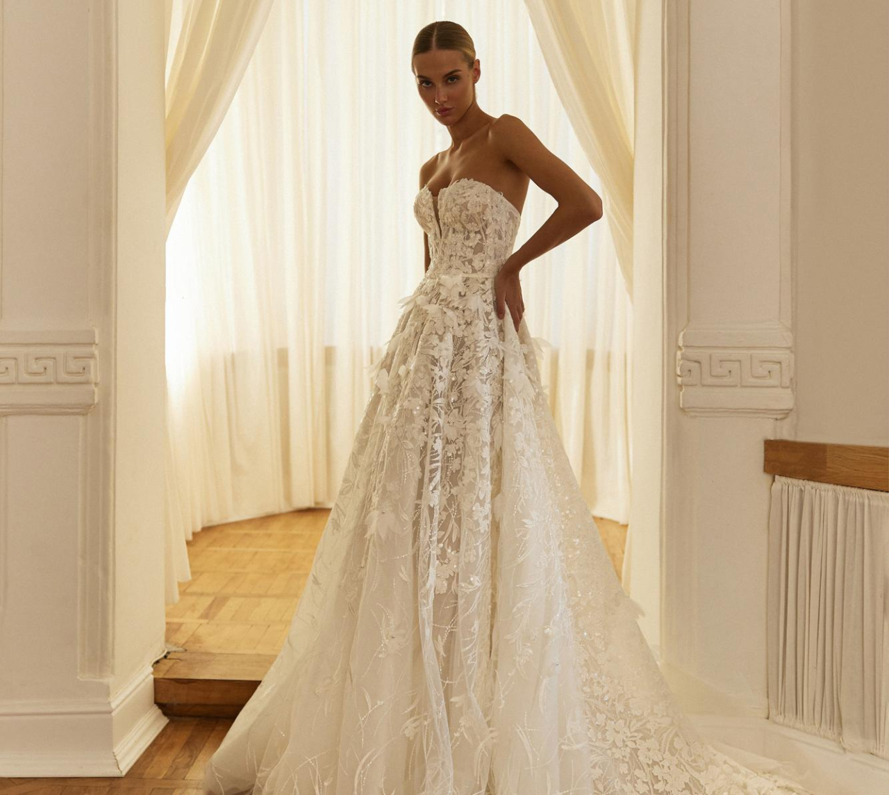 Пышное свадебное платье из роскошного цветочного кружева фото