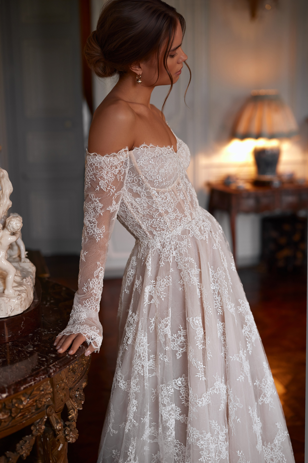 Кружевное свадебное платье с рукавами и шлейфом фото