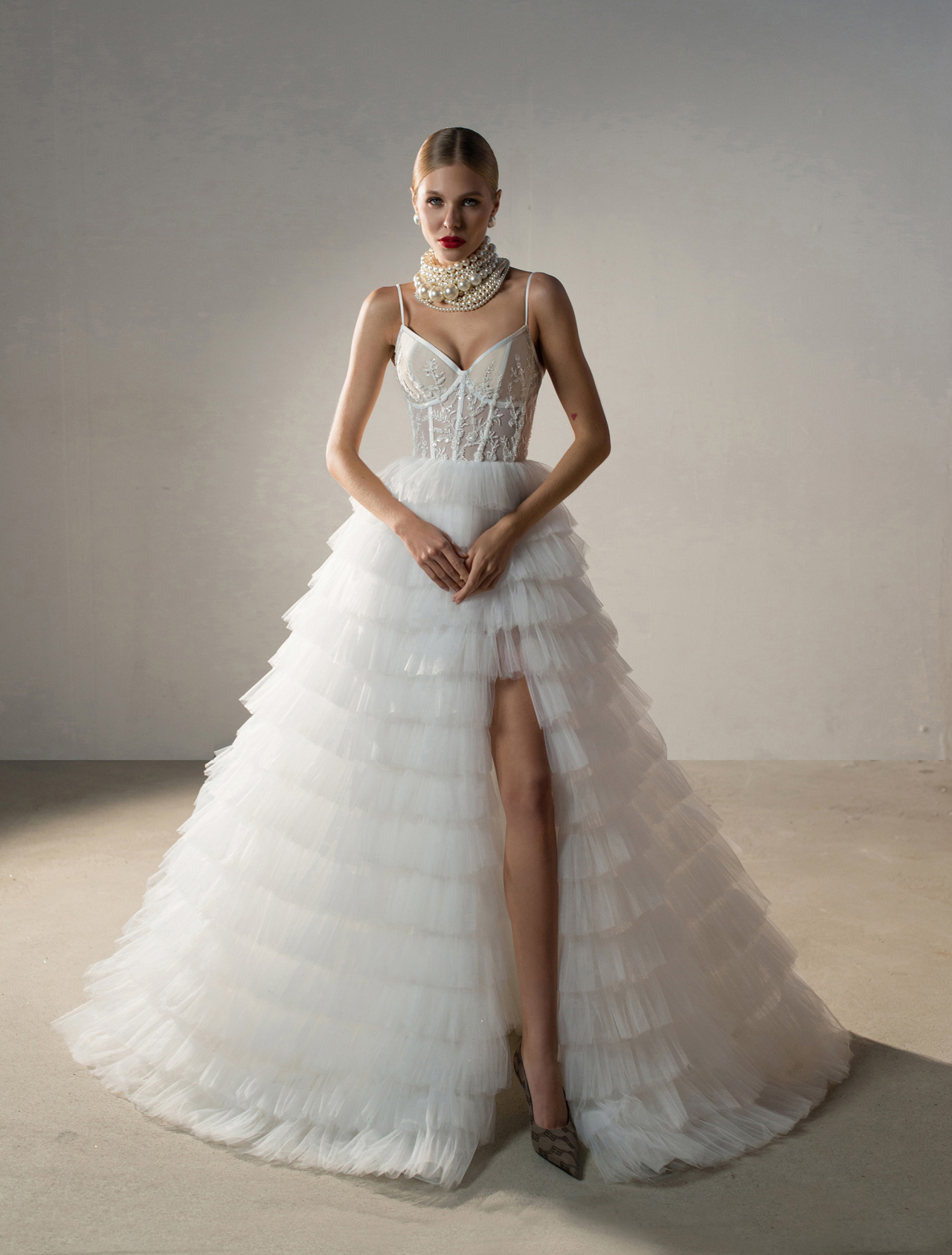 Свадебное платье с многоярусной юбкой и кружевом на корсете фото