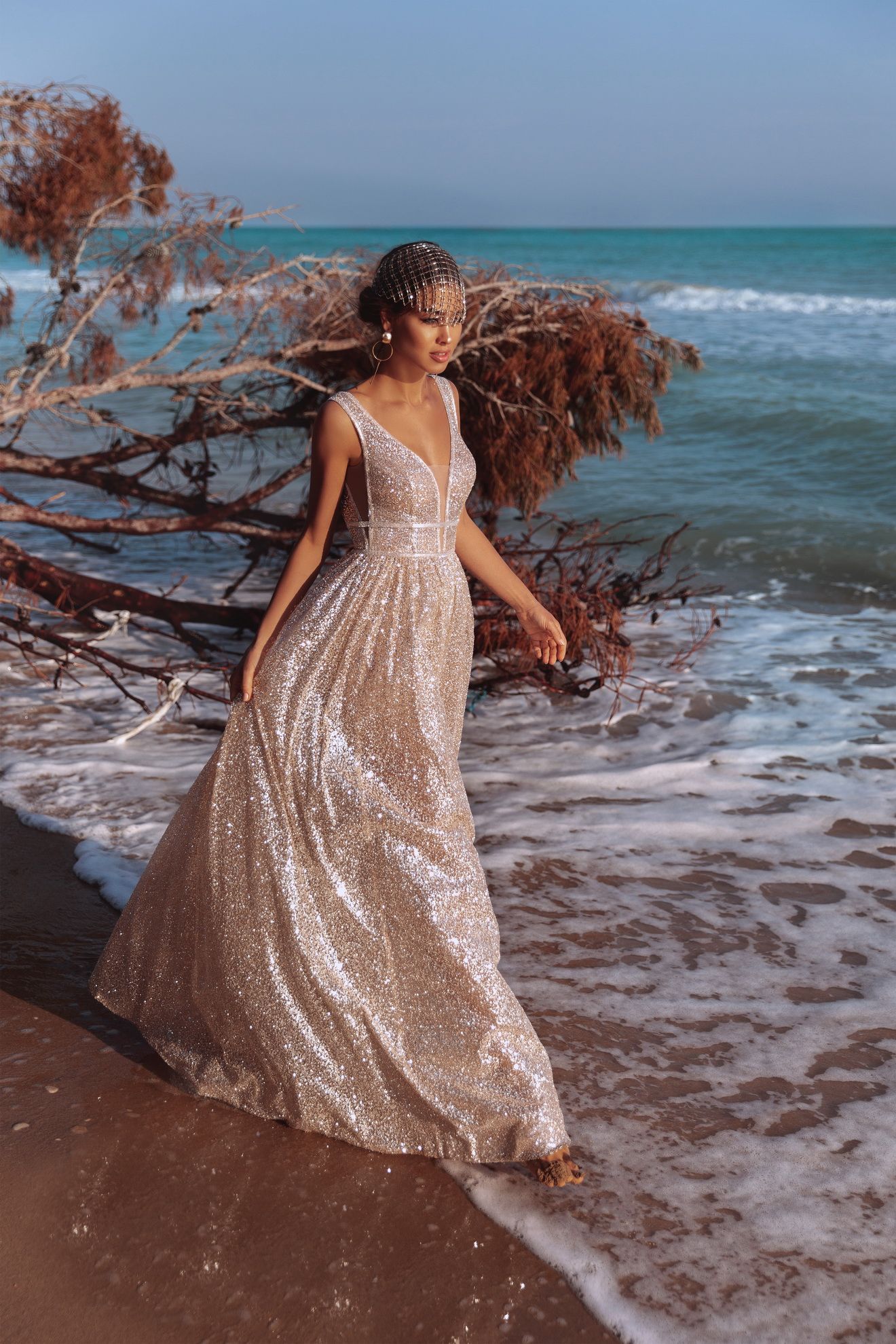 Блестящее золотое свадебное платье фото