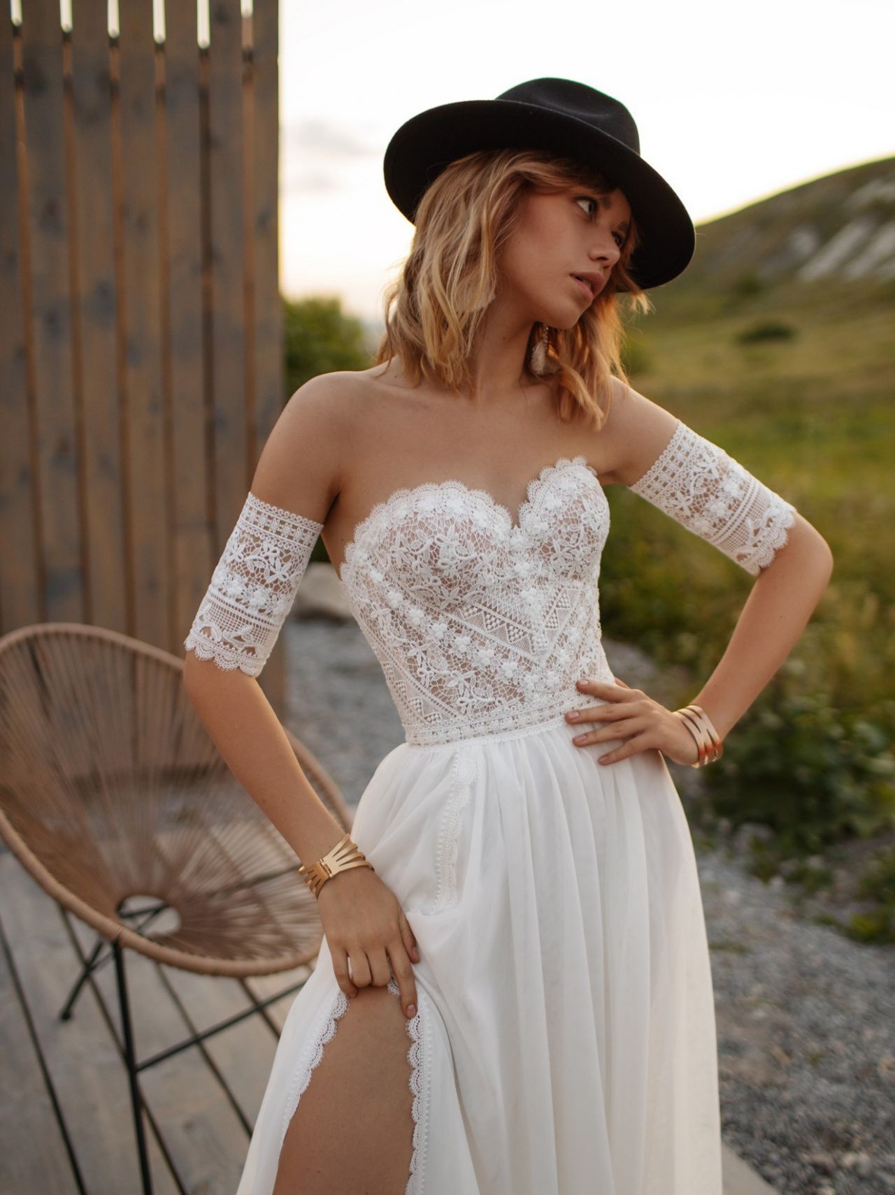 Стильное свадебное платье бохо с разрезом фото