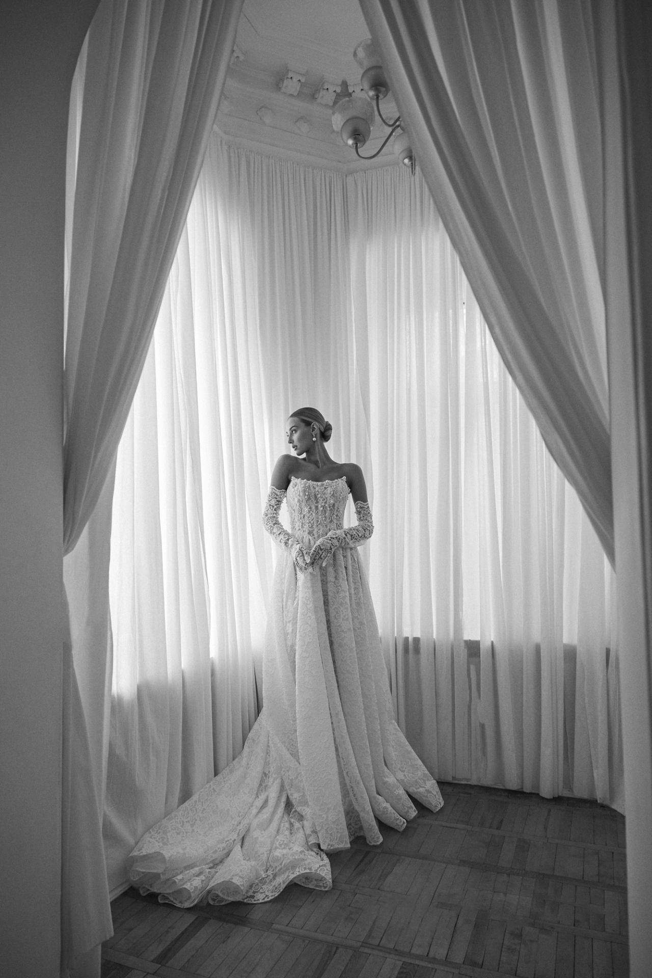 Кружевное корсетное свадебное платье с перчатками фото