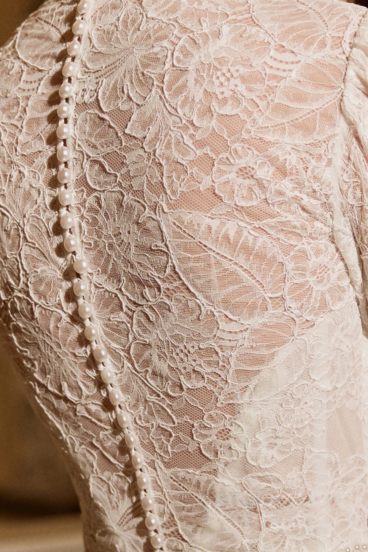 Закрытое кружевное свадебное платье cо шлейфом фото