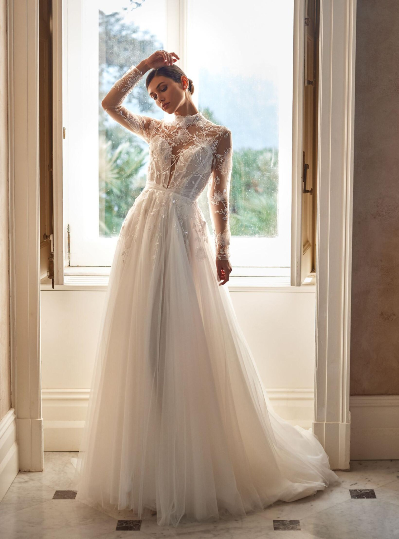 Закрытое свадебное платье в цветочном кружеве фото
