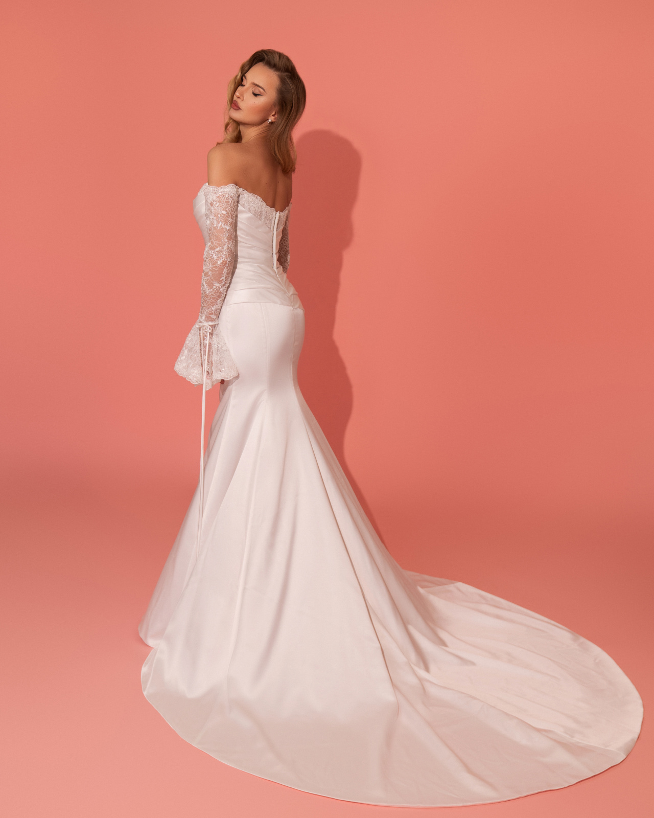 Атласное свадебное платье рыбка с кружевными рукавами-клёш фото