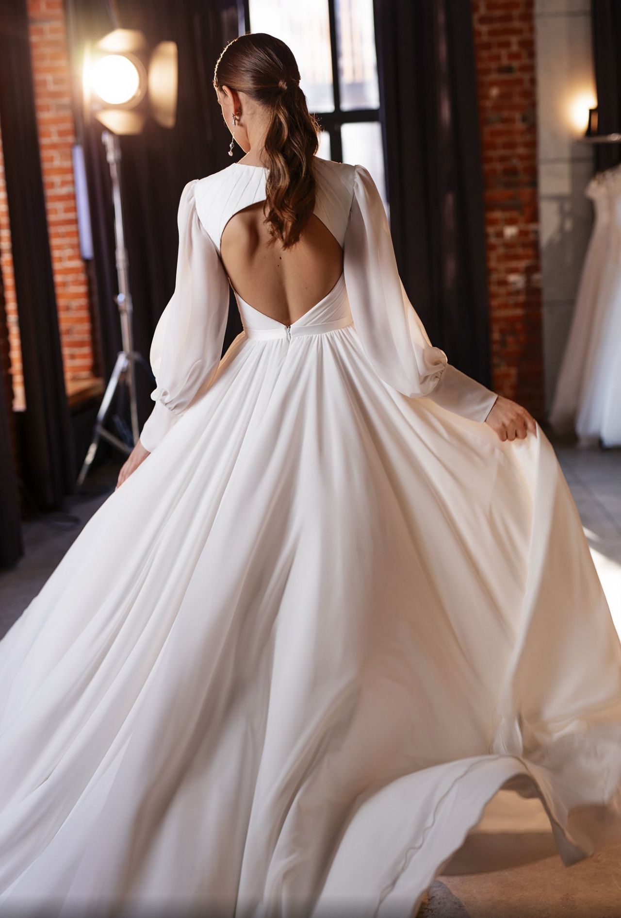 Струящееся свадебное платье с объемными рукавами фото