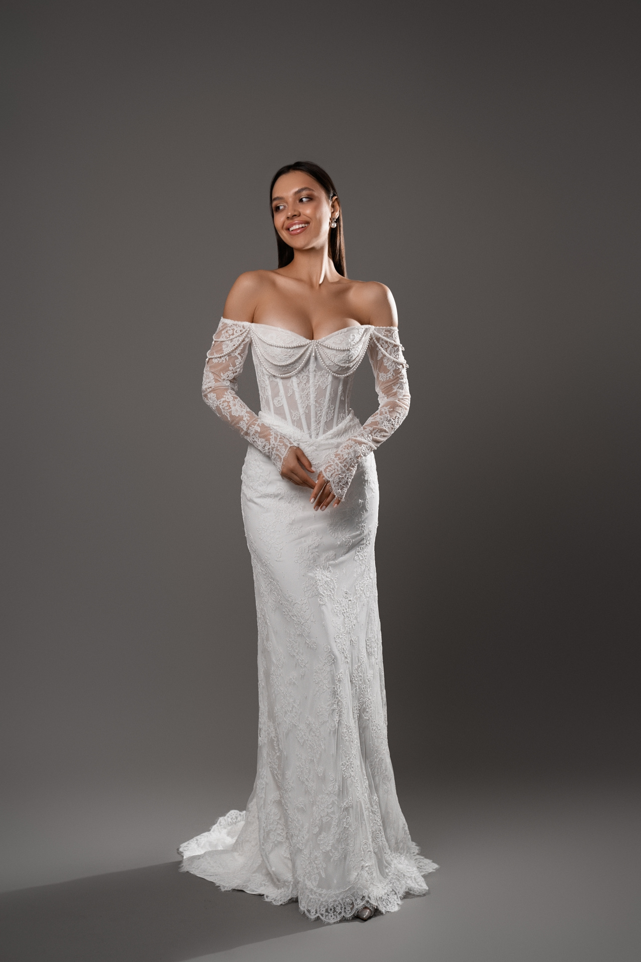 Кружевное свадебное платье русалка с декором из бус фото