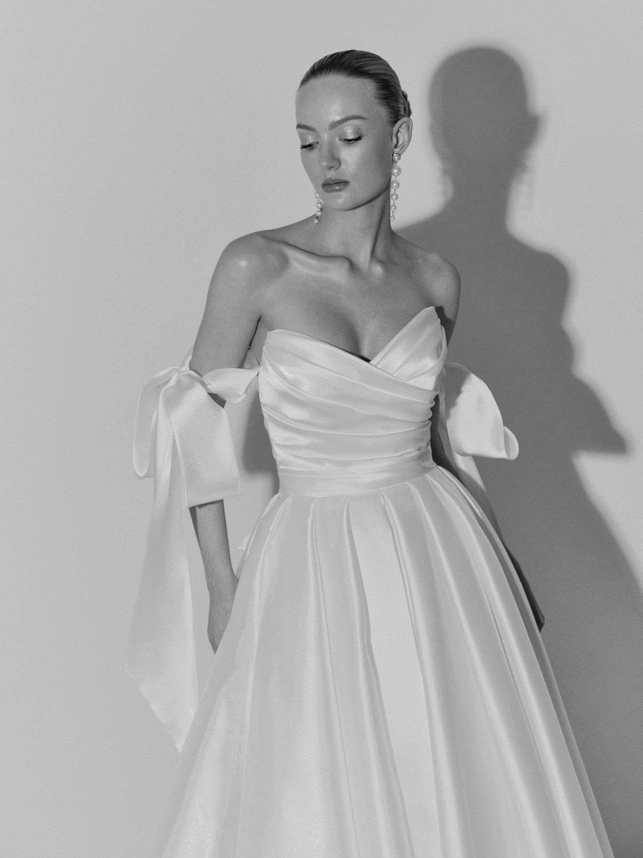 Атласное свадебное платье с бретелями-бантами фото