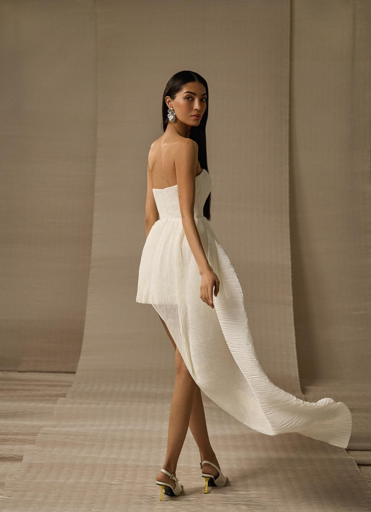 Свадебное платье мини из ткани плиссе фото