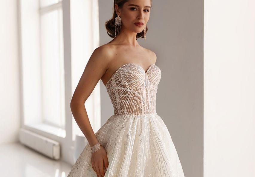 Серебряное свадебное платье с вырезом в форме сердца фото