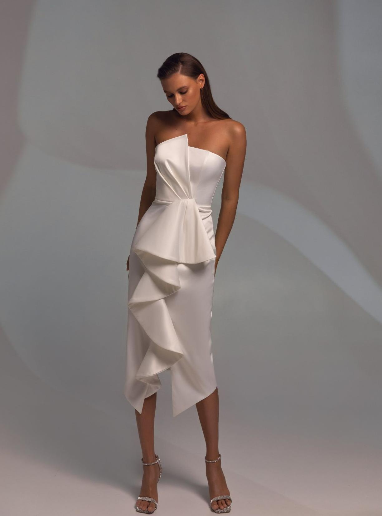 Ассиметричное свадебное платье миди фото