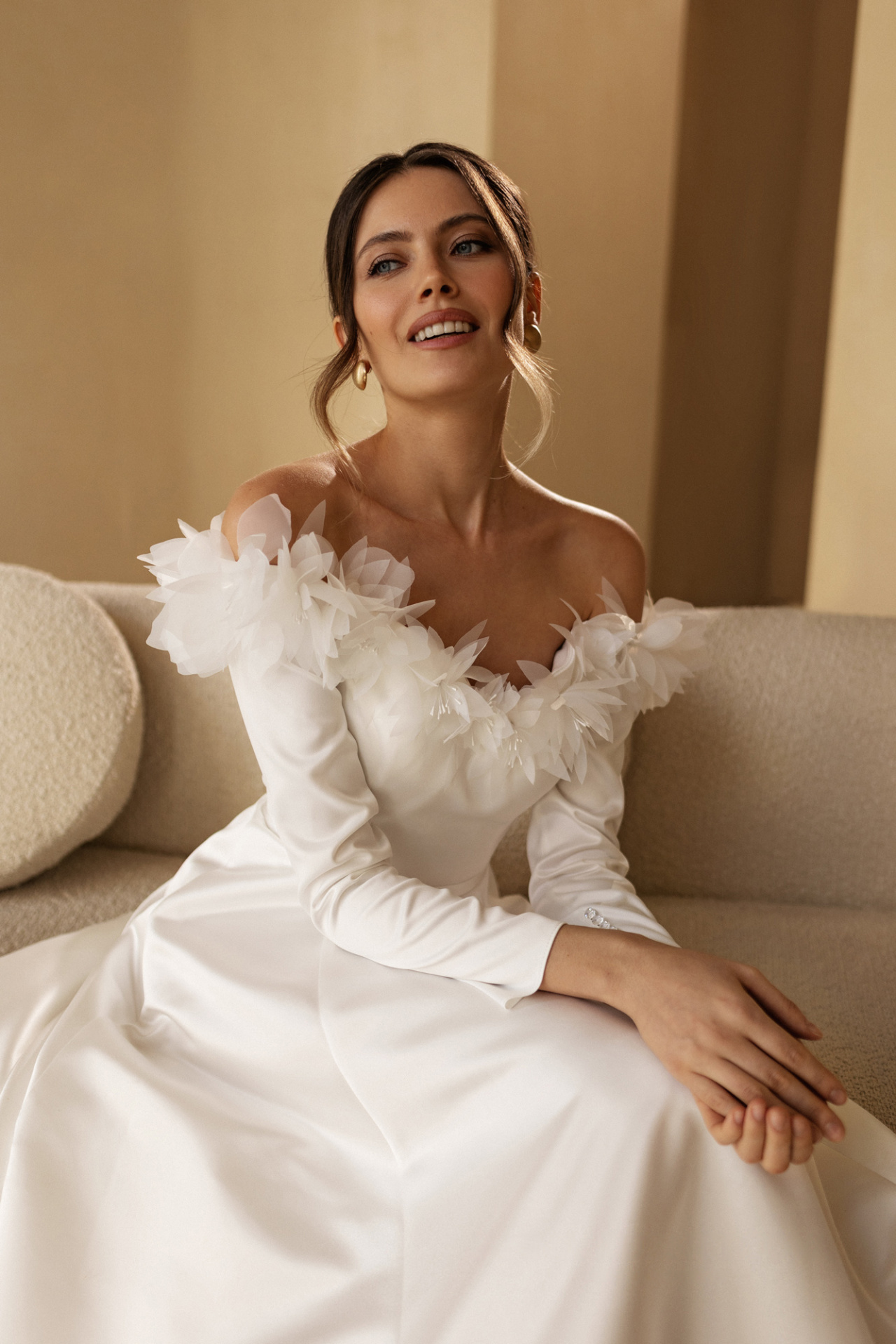 Атласное свадебное платье с рукавами и объемными цветами фото