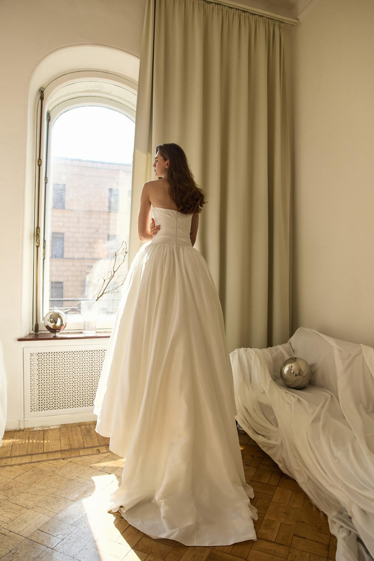 Пышное атласное свадебное платье с заниженой талией фото