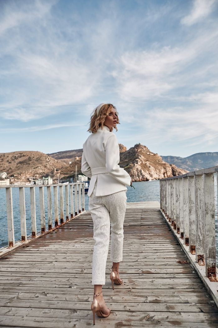 Белый жакет с поясом