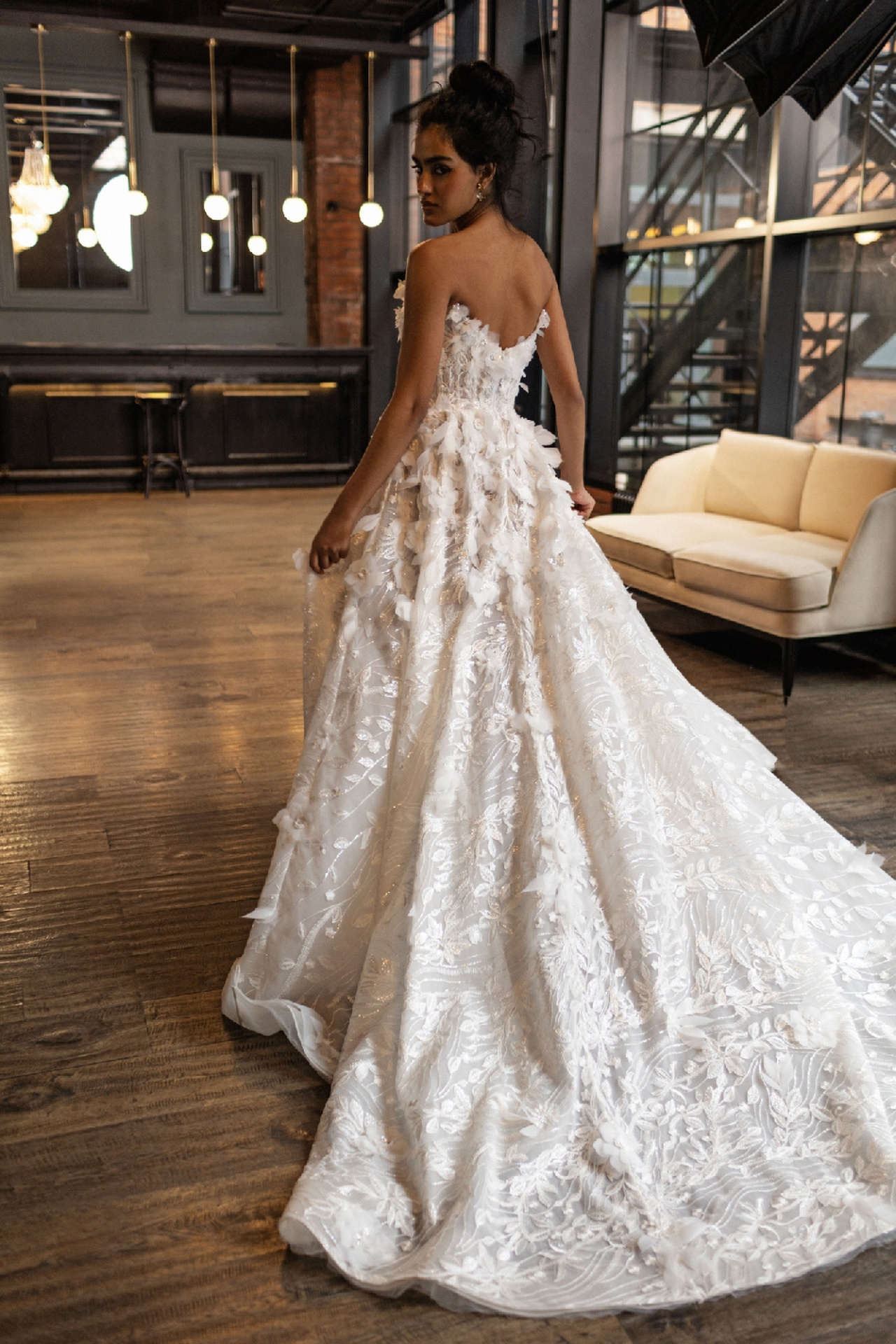 Стильное свадебное платье декорированное объемными цветами фото