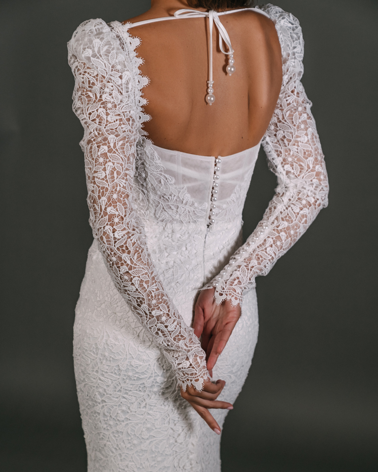 Белое кружевное свадебное платье рыбка с рукавами и декольте фото