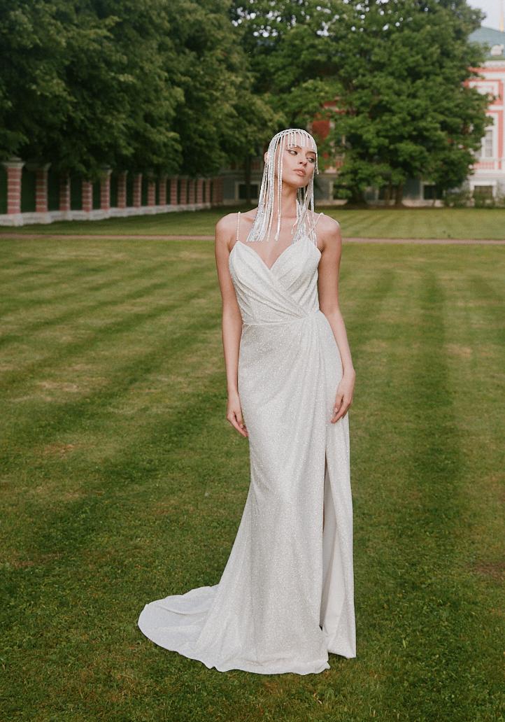 Сверкающее свадебное платье на тонких бретелях фото