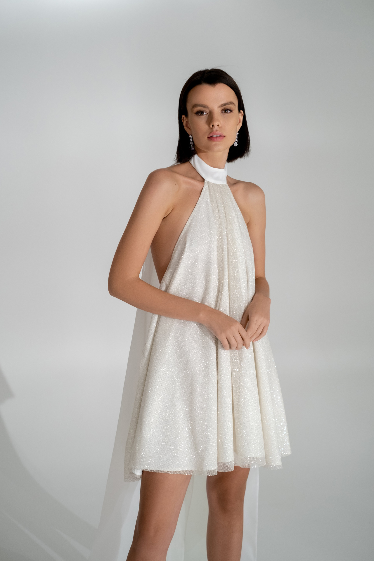 Свадебное платье мини с открытой спиной фото