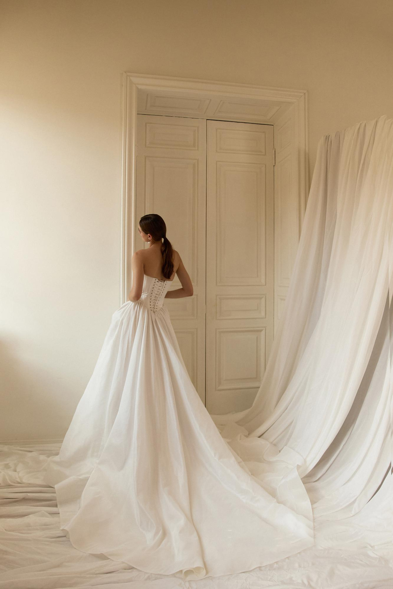 Атласное свадебное платье с фасоном юбки в стиле рококо фото