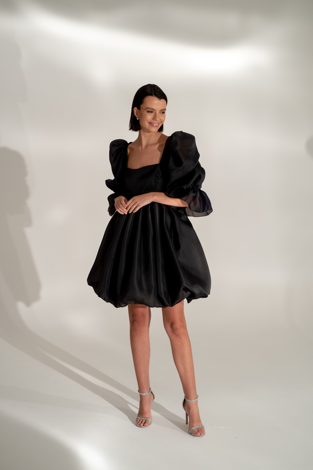 Короткое чёрное платье с объемными рукавами фото