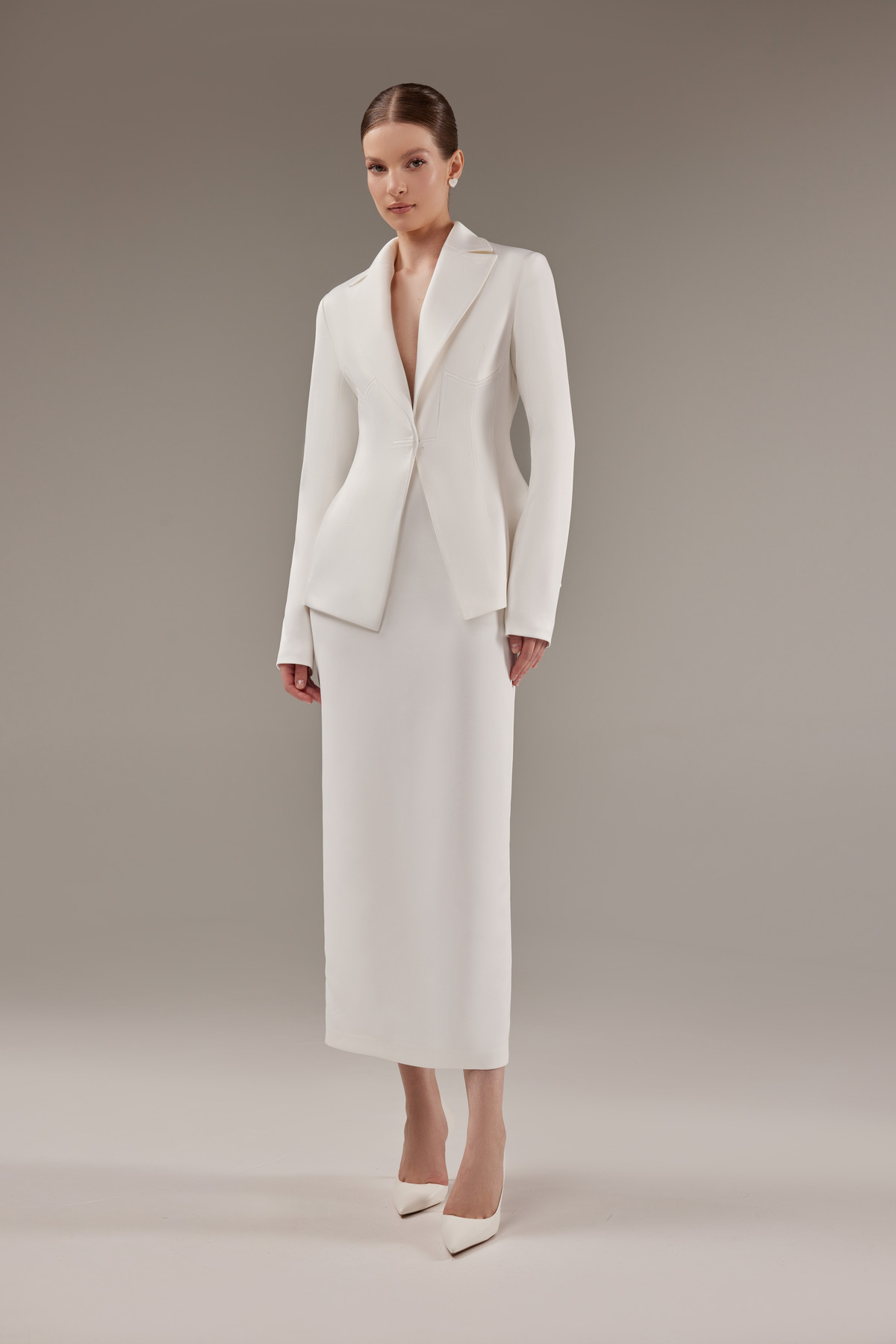 Свадебный костюм из атласа с юбкой-карандаш фото