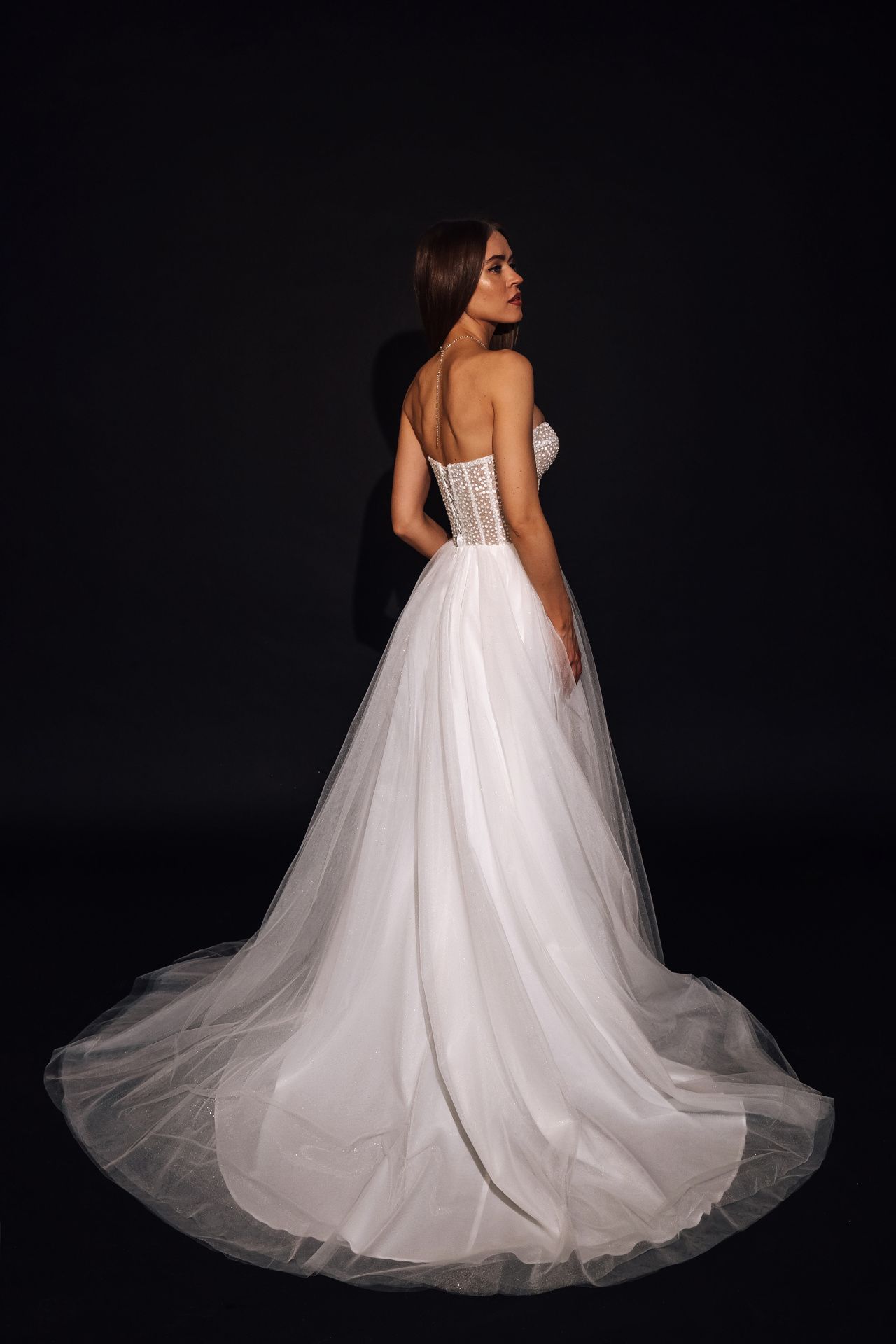 Легкое свадебное платье с корсетом и открытым верхом фото