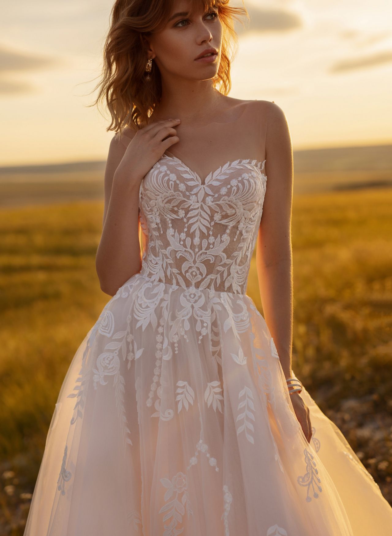 Кружевное свадебное платье с кейпом