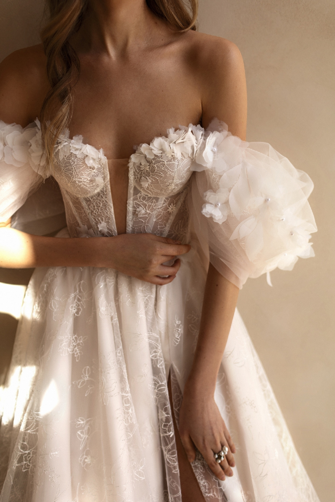 Кружевное свадебное платье с объемными цветами фото