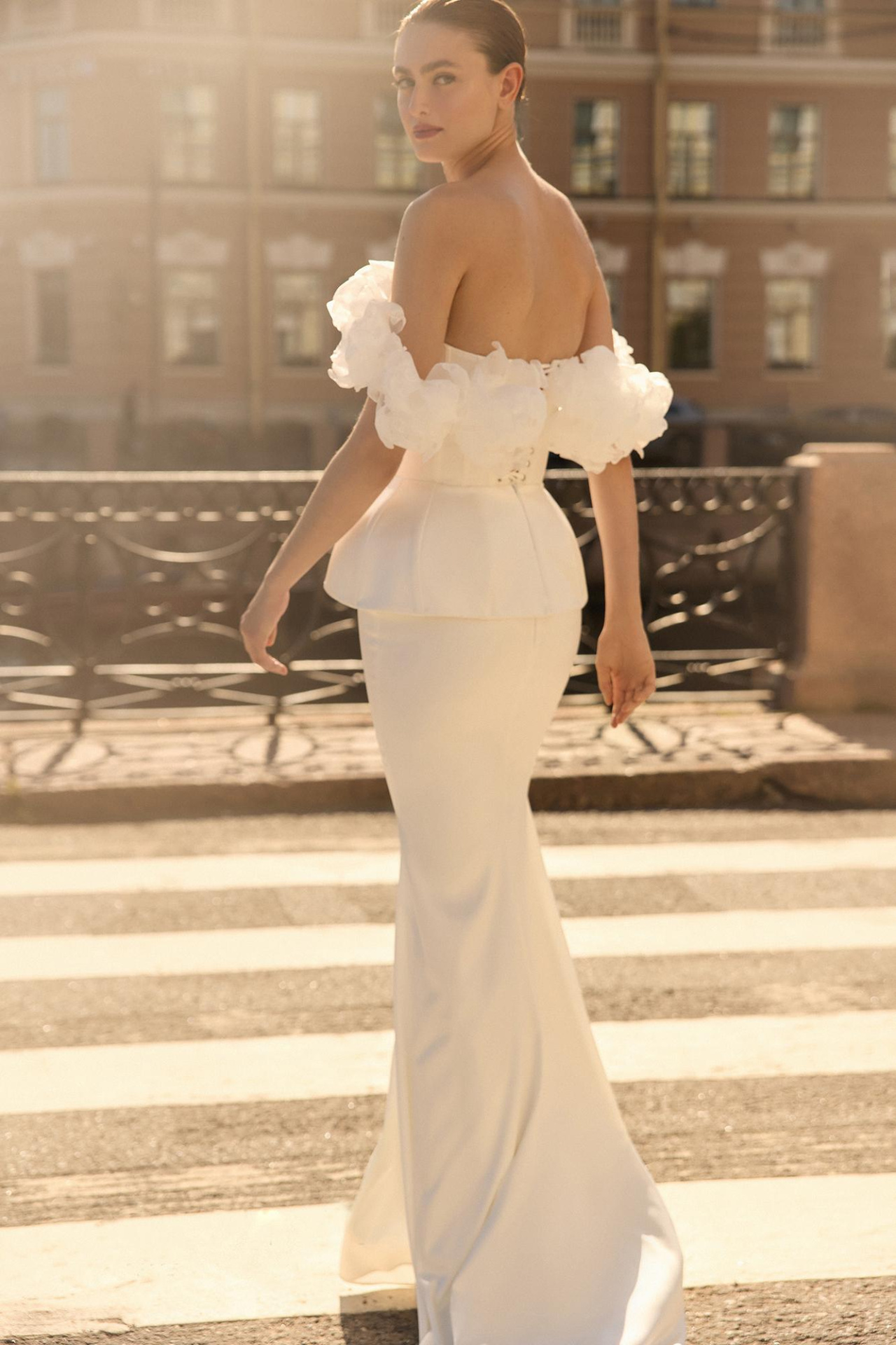 Свадебное платье с баской и цветочными бретелями фото