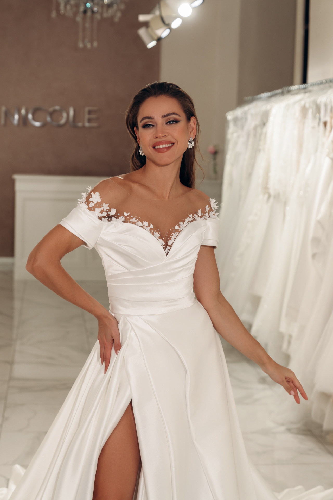 Атласное свадебное платье с длинным шлейфом и декором по лифу фото