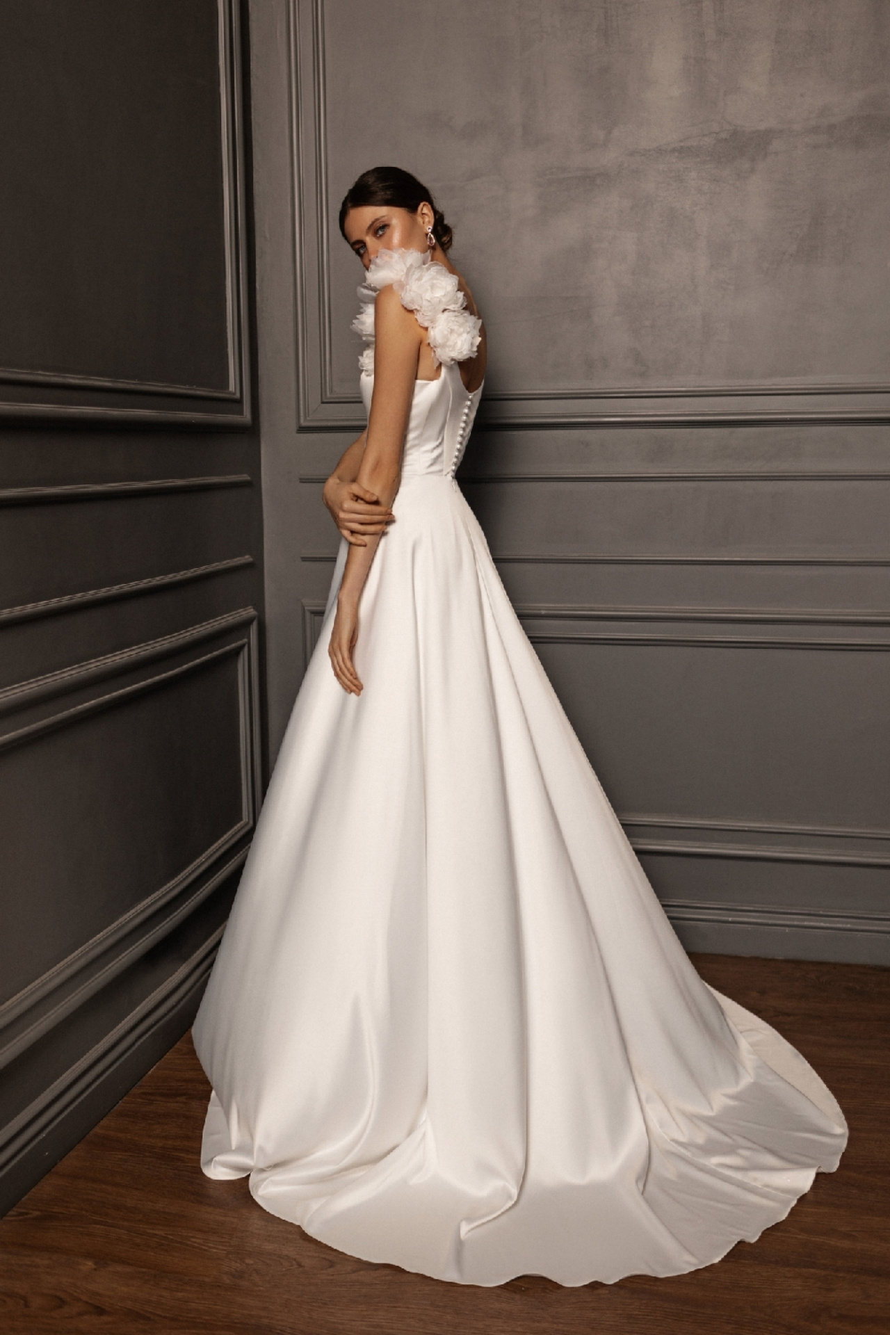 Атласное свадебное платье с декором из атласных цветов фото