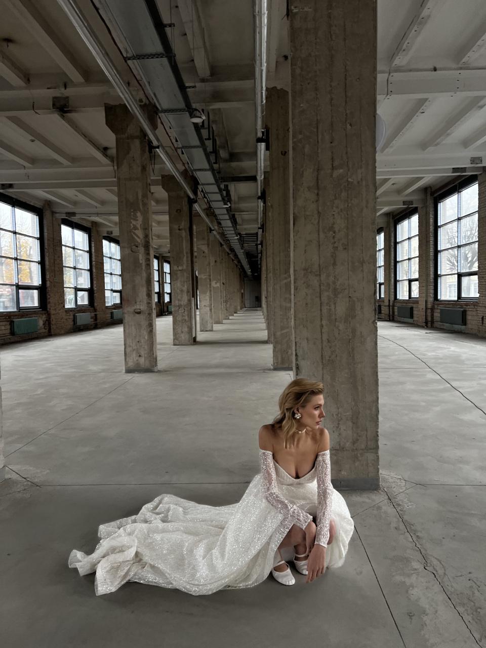 Роскошное мерцающее свадебное платье с рукавами фото