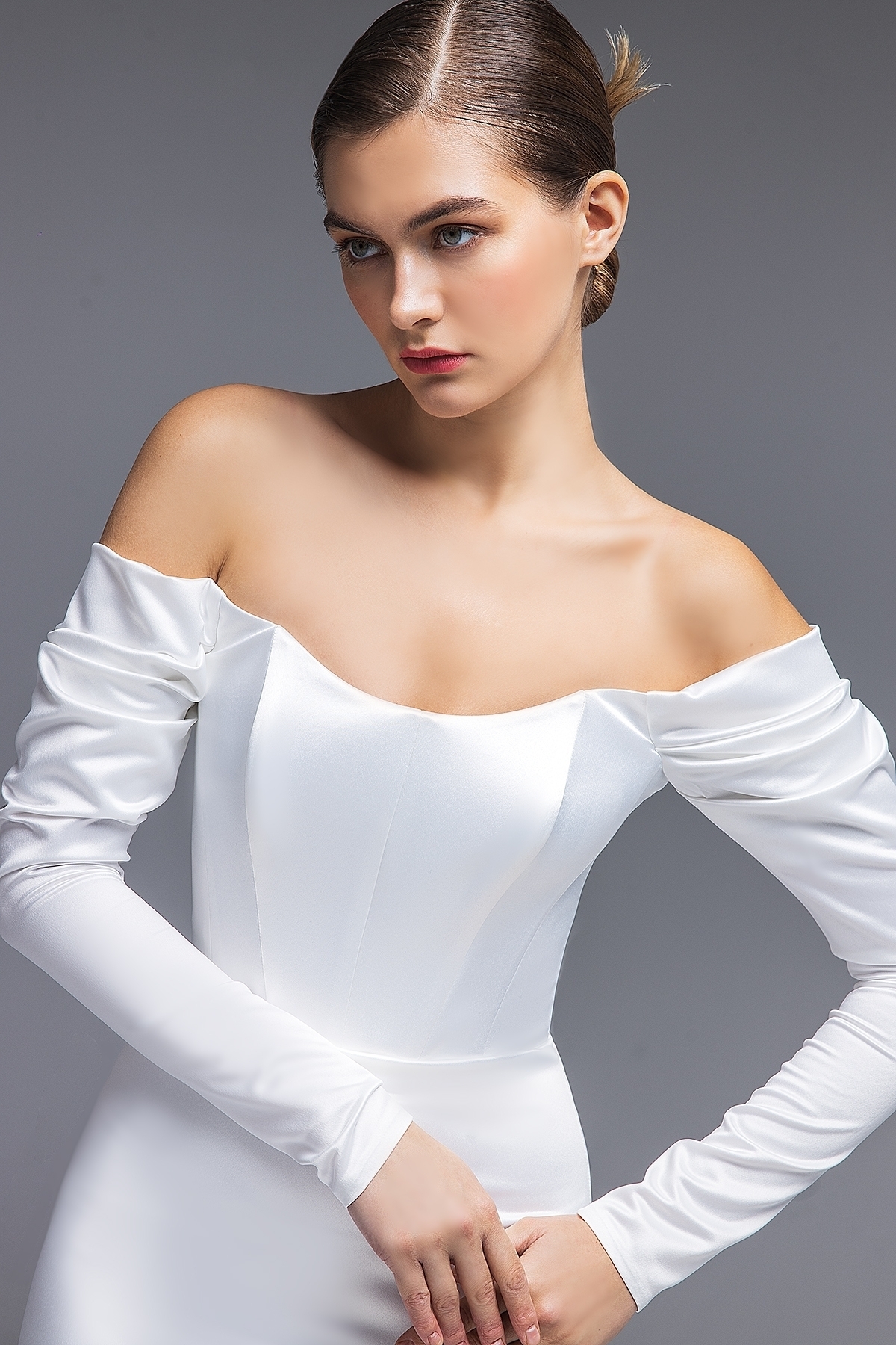 Атласное свадебное платье русалка с открытыми плечами фото