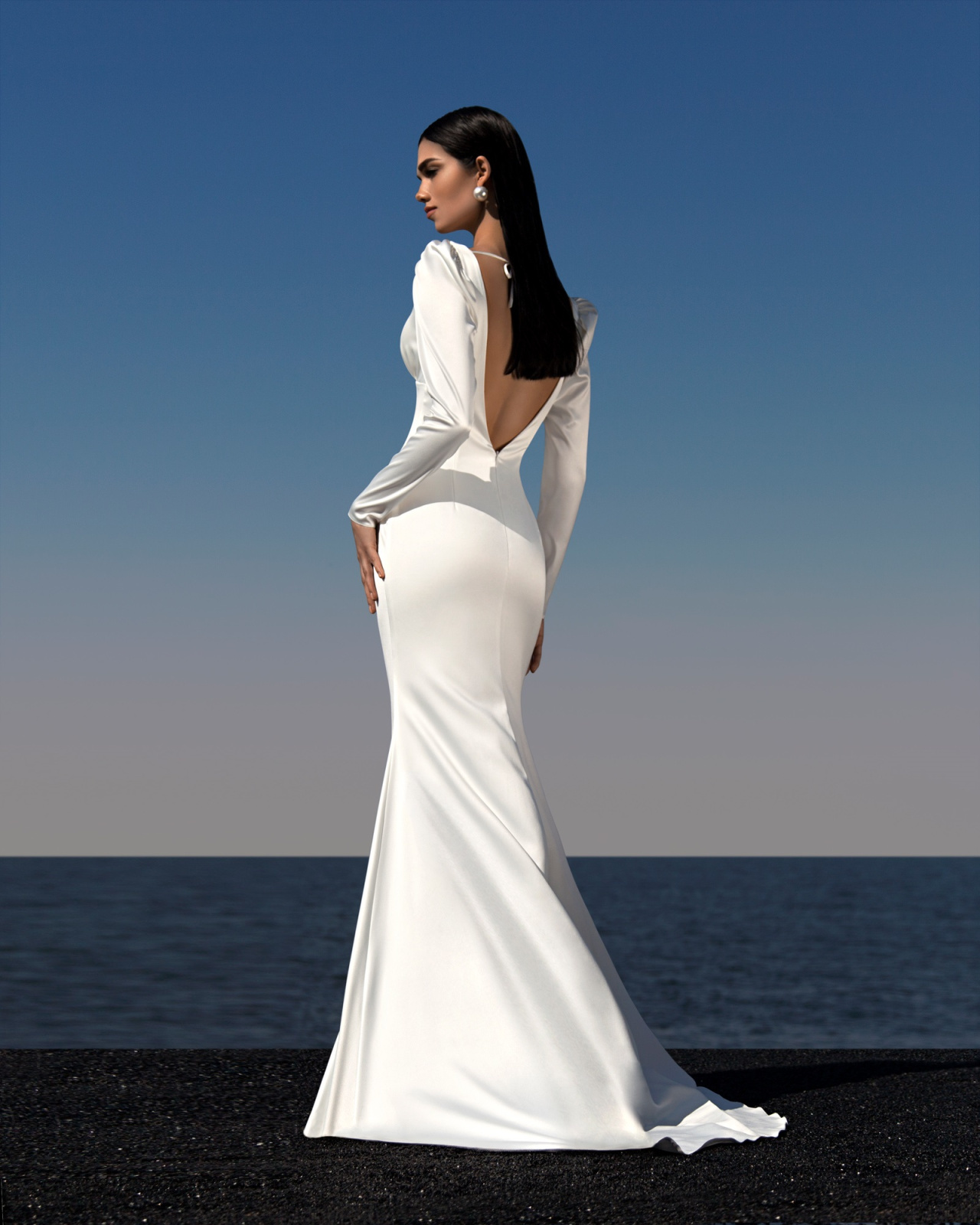 Атласное свадебное платье рыбка с рукавами и открытой спиной фото