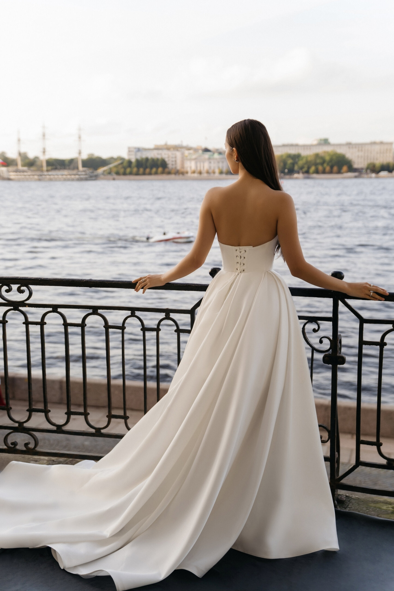 Атласное свадебное платье с объемной вышивкой фото