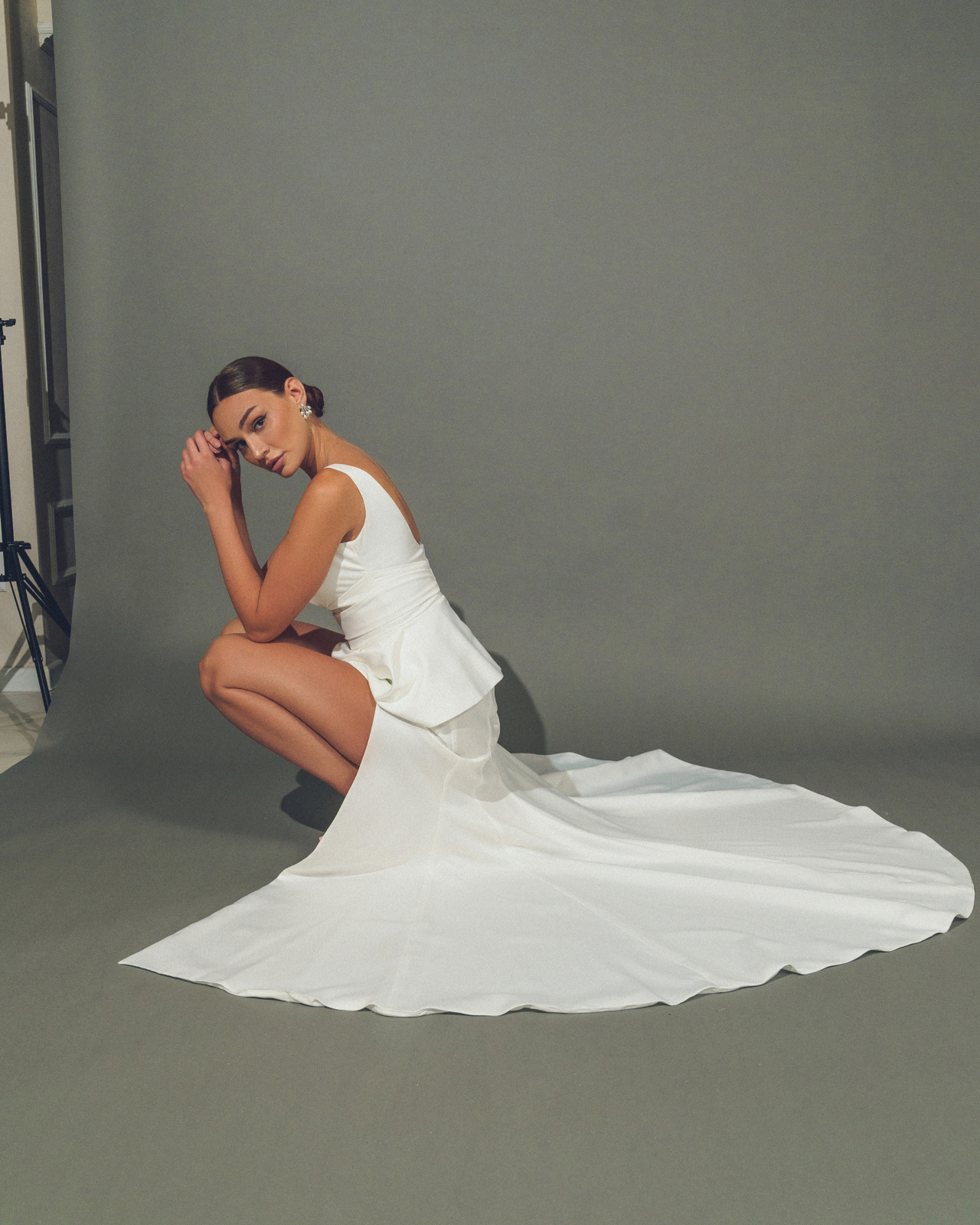 Стильное свадебное платье с V-образным декольте фото