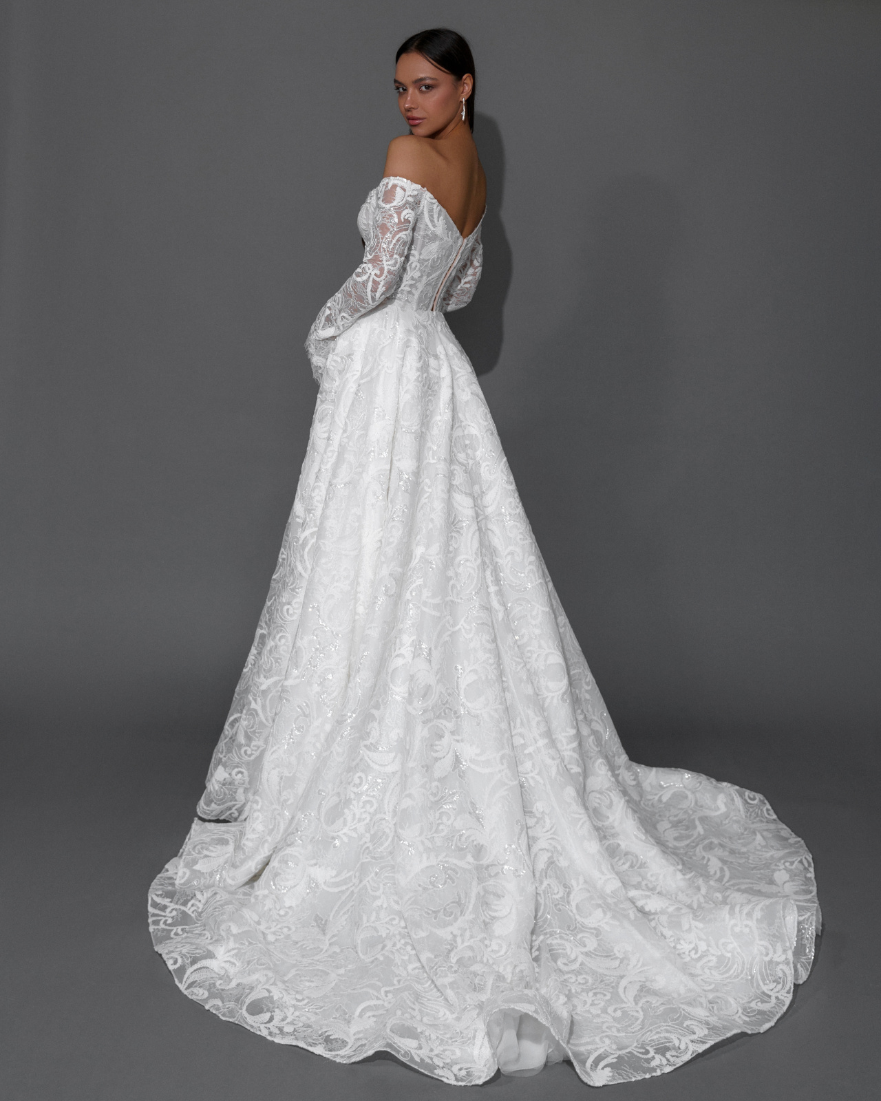 Роскошное кружевное свадебное платье с рукавами фото