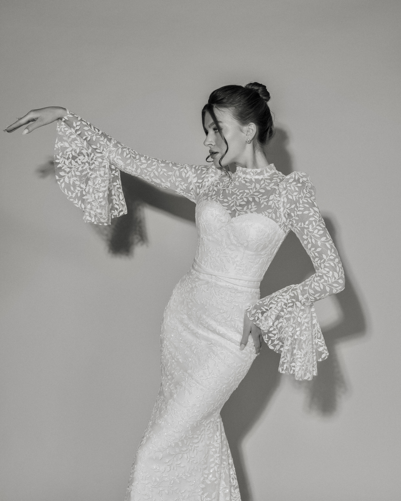 Кружевное свадебное платье рыбка с рукавчиками клёш фото