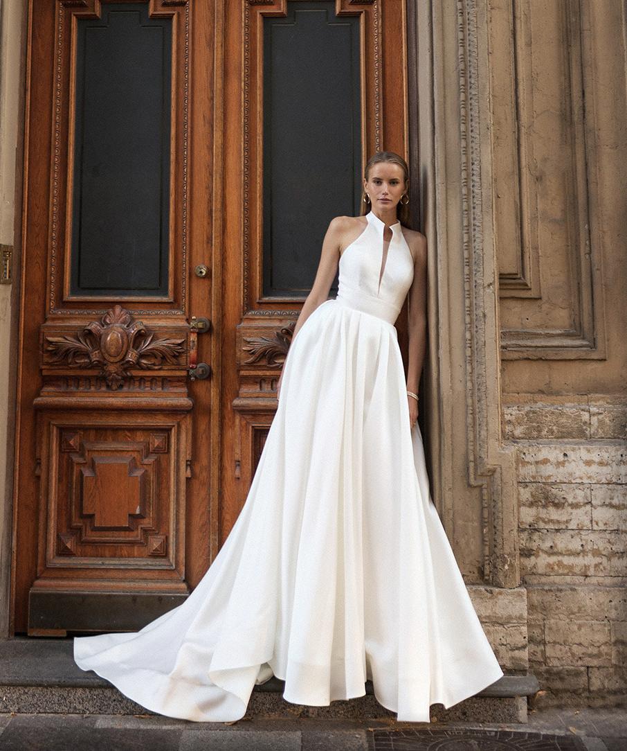 Атласное свадебное платье с воротником-стойка фото