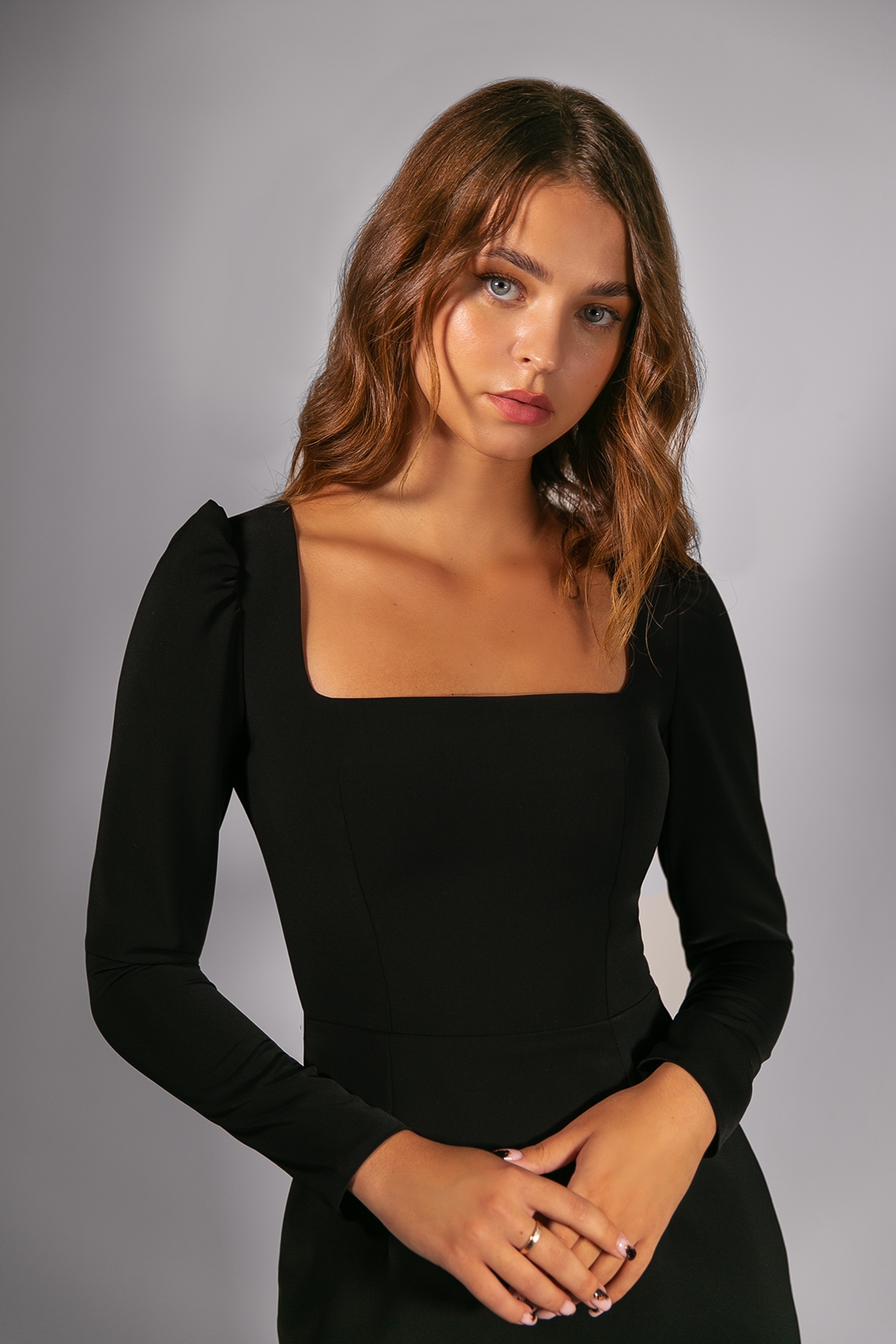 Короткое черное платье с рукавами фото