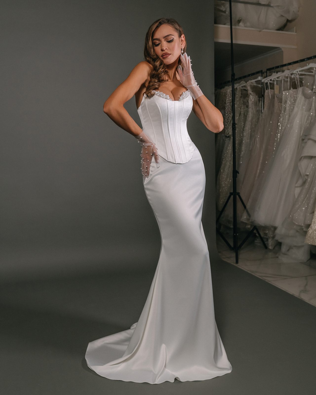 Стильный белый свадебный комплект фото