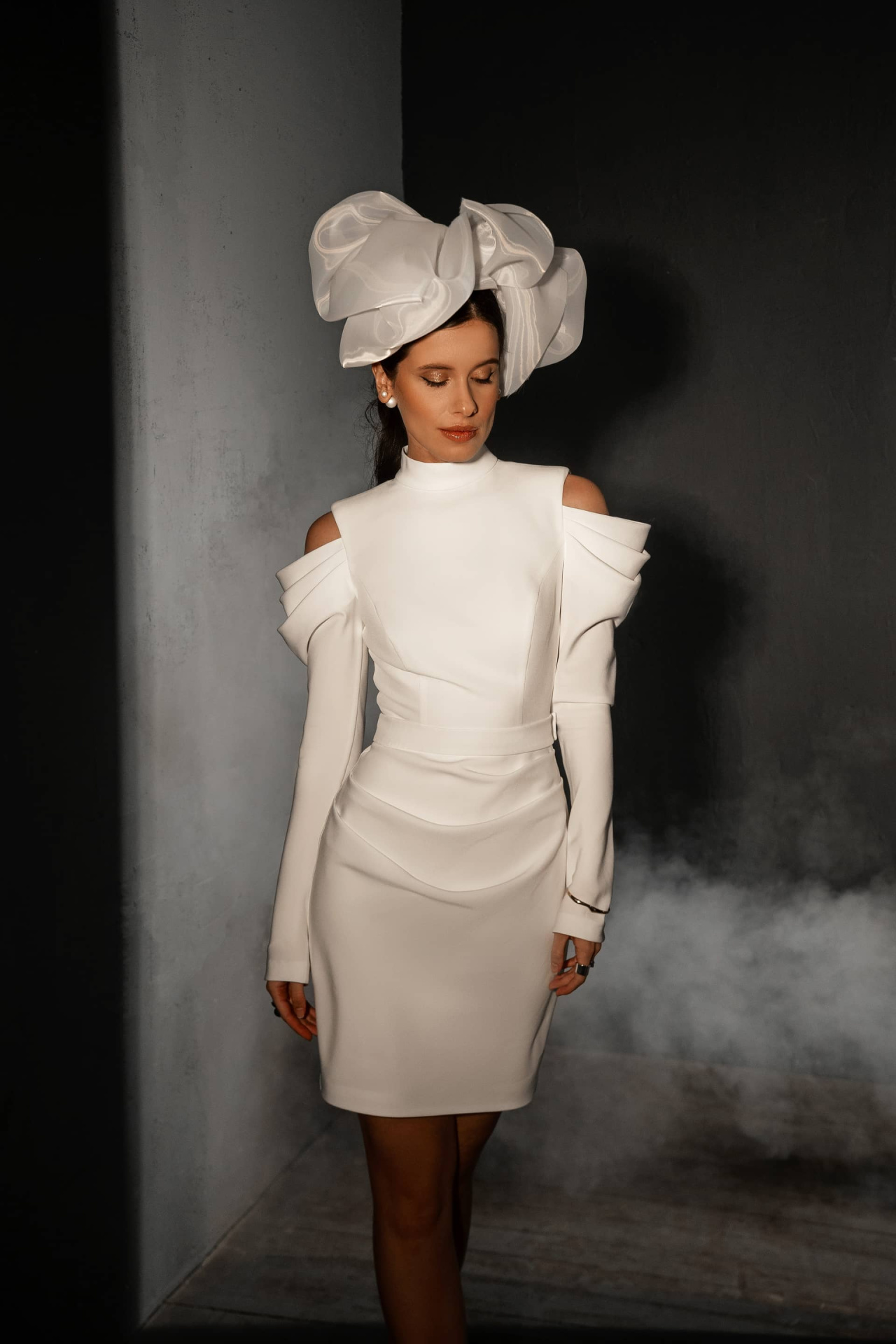 Белое коктейльное мини платье фото