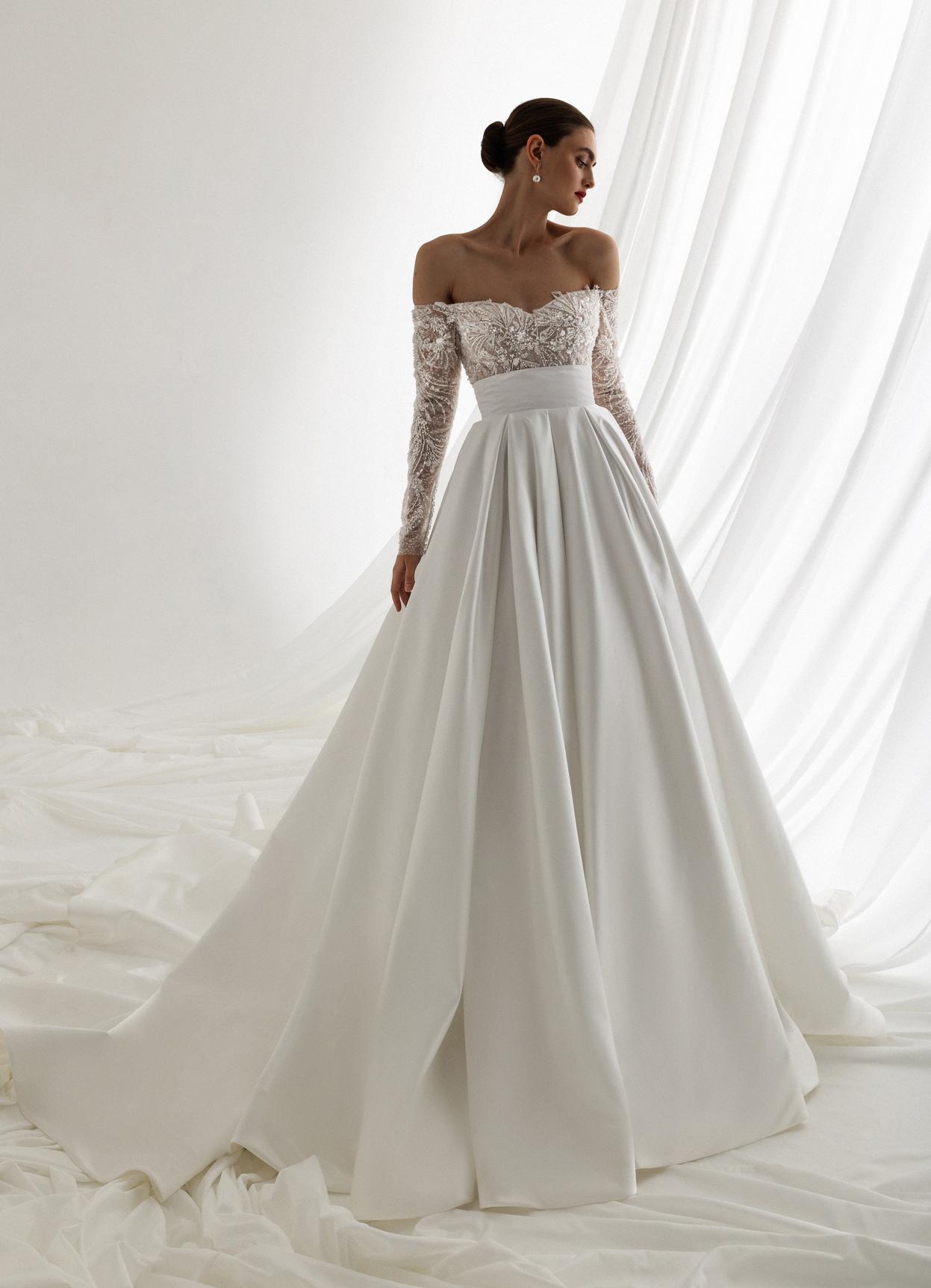 Свадебное платье с атласной юбкой и кружевным верхом фото