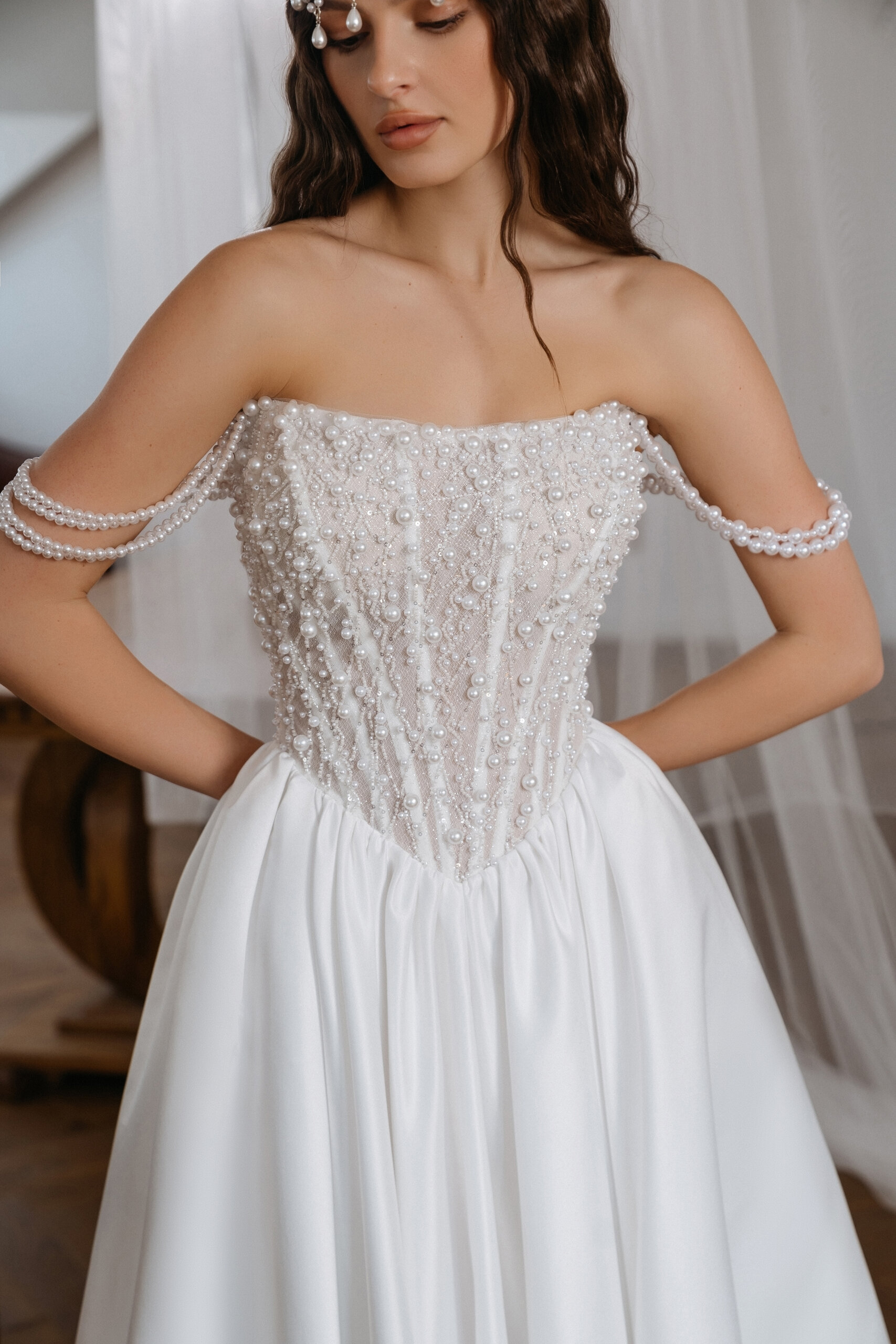 Свадебное платье с атласной юбкой и роскошным корсетом фото