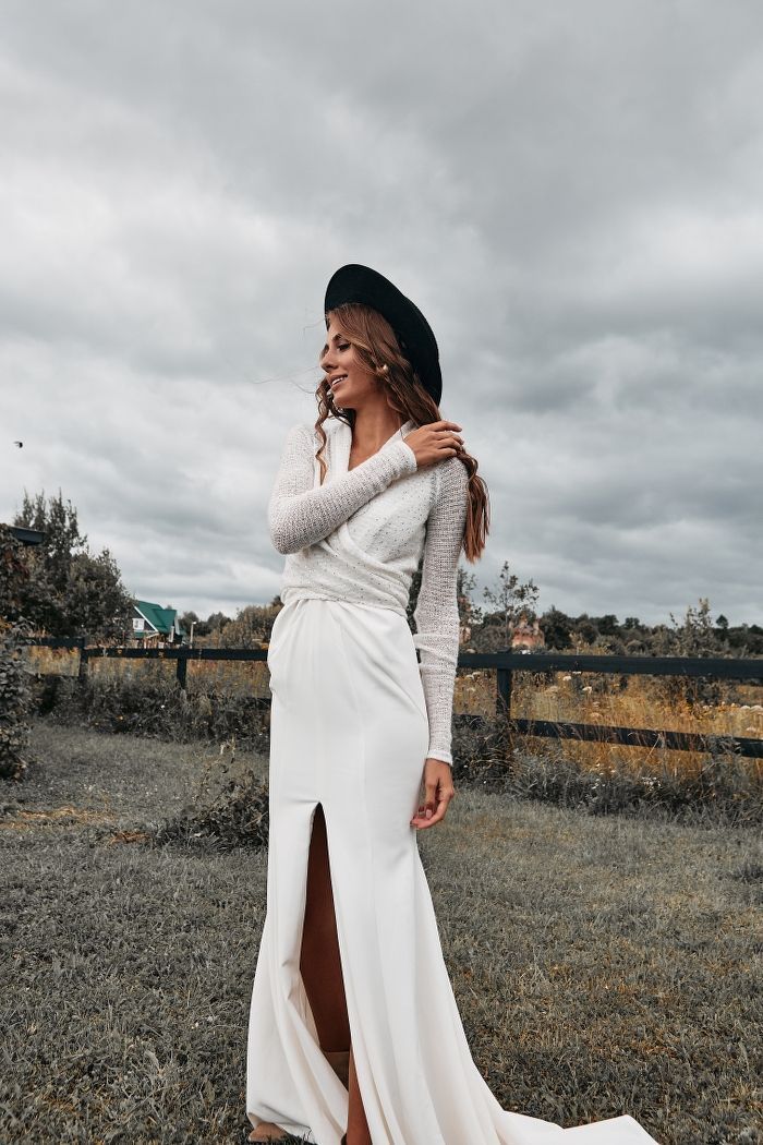 Белый свитер с пайетками