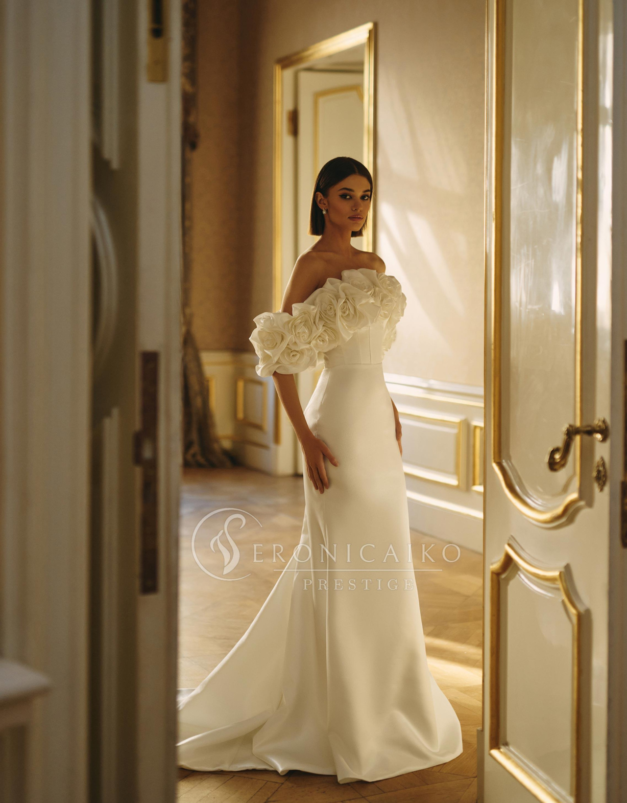 Роскошное свадебное платье с цветочным декором фото