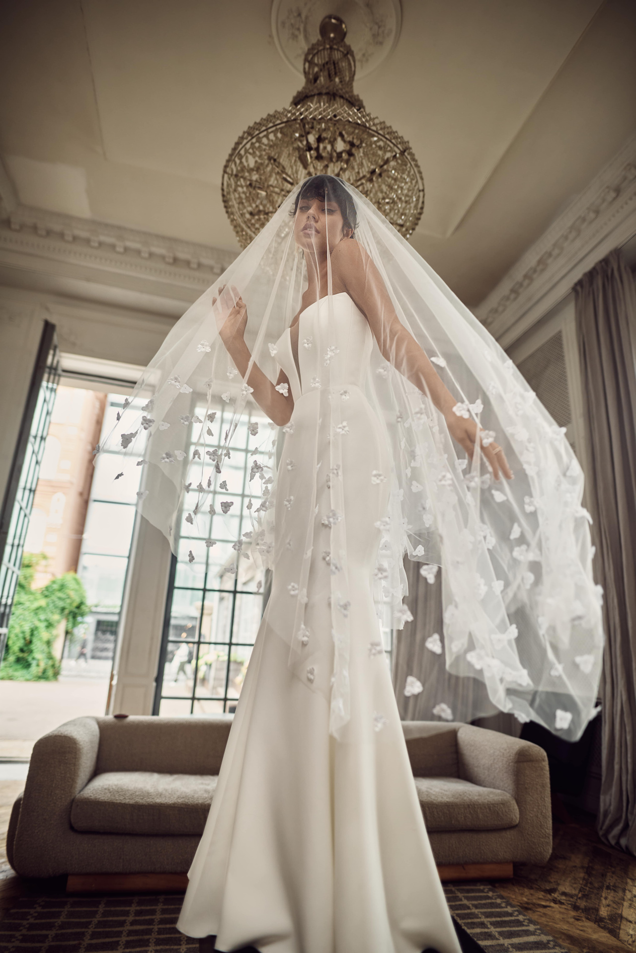 Свадебная фата расшитая объемными цветочками фото