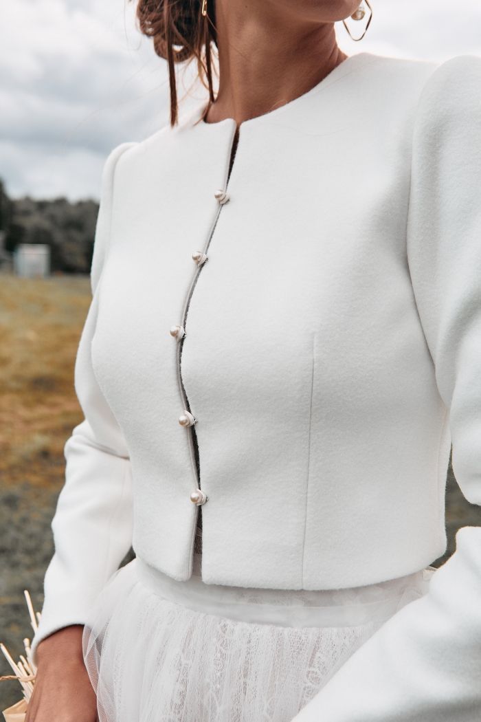Белый жакет с длинным рукавом